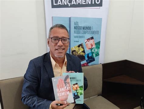 Escrito Valmir Benício relança dois livros na cidade de Passos MG