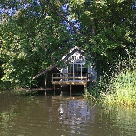 Beau grand terrain de 78000 pi2, avec possibilité de construire une résidence ou bien un chalet, situé directement sur le bord de l'eau du lac des écorces, dans la municipalité du même nom. La cabane sur l'eau / Maisons d'hôtes de caractère ...
