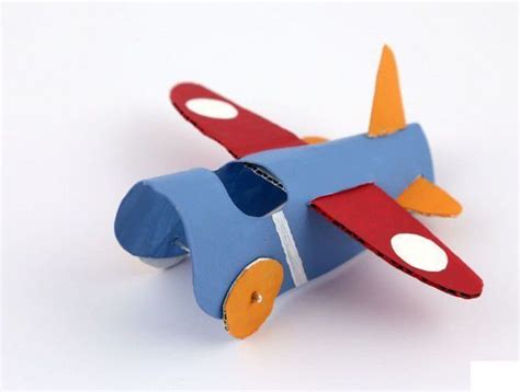 Hacer un aeroplano con una caja de cartón es un proyecto de manualidades para niños de todas las edades. Como hacer un avión de juguete | Como hacer un avion, Manualidades rollo papel higienico ...