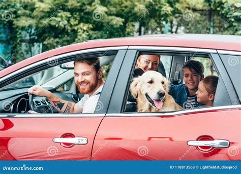 旅行乘汽车的美丽的年轻家庭 库存照片 图片 包括有 汽车 自动 逗人喜爱 妈妈 白种人 似犬 118813568