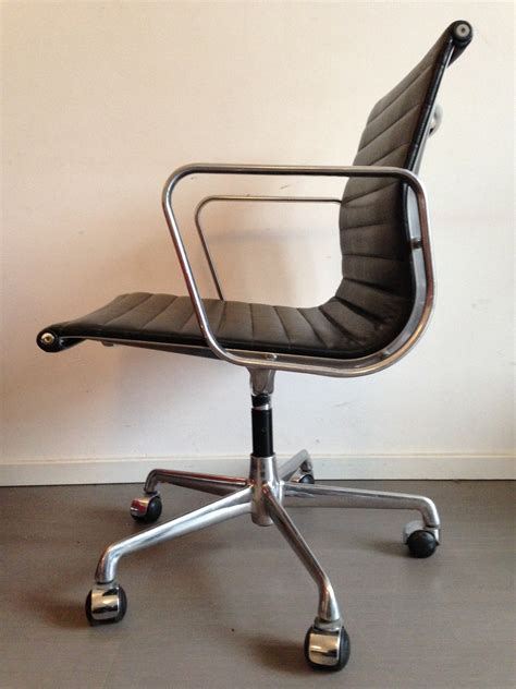 Originally a lounger specially designed for the lobby of the time life building in new york. EA108 office chair by Charles & Ray Eames for ICF Italy ...