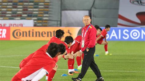 대한민국 축구 국가대표팀의 주장이며 프리미어 리그와 uefa 챔피언스 리그 아시아인 역대 최다 득점자이자 발롱도르 후보 30인25과 아시아 선수 최초의 fifa fifpro 월드 xi 후보 55인에 선정26된 선수이다. 종료 직전 풀린 '박항서 매직'…베트남, 이라크에 2-3 역전패 ...