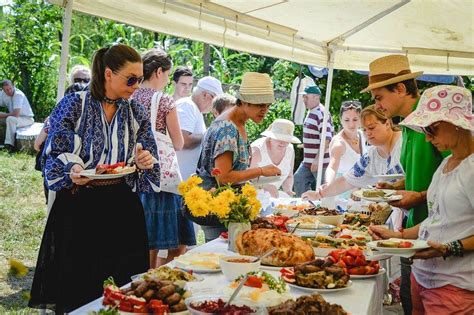 Romanian cuisine is very underrated and includes many hearty dishes heavy in. Traditional Romanian Food | Recipes, Dishes & Deserts ...