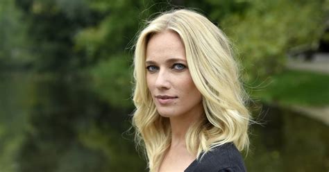 Schaatsen op de vijvers van het vondelpark, 2 maart 2018, er is zelfs een koek en zopie! Zwangere Jennifer deelt kiekje van 'laatste loodjes' en ...