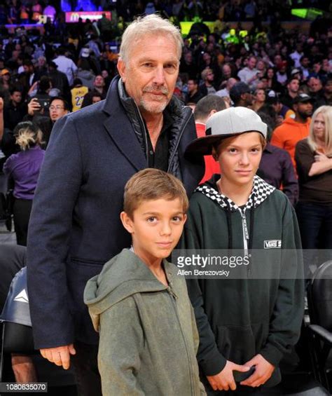 Kevin Costner And Cayden Photos Et Images De Collection Getty Images