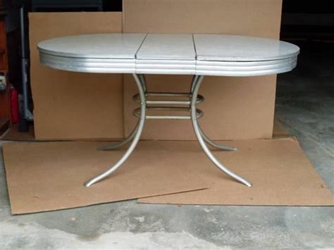 Each table legs come packaged with mounting hardware and feet. VINTAGE 50's Formica & Chrome Kitchen Table - for Sale in ...