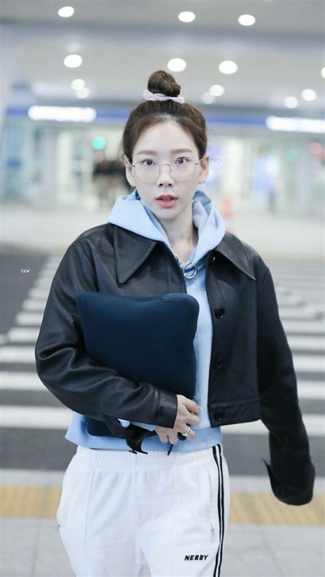 Tiffany and taeyeon stay true to their trademark girls' generation fashion by flying out of south korea with matching shoes. Taeyeon fashion airport #태연 #탱구