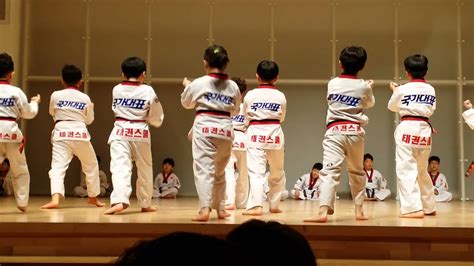 과거 태권도의 품새는 무덕관, 지덕관 등 각 관마다 서로 다른 품새를 가지고 있었고 매우 어려웠다. 태권도 품새 - YouTube