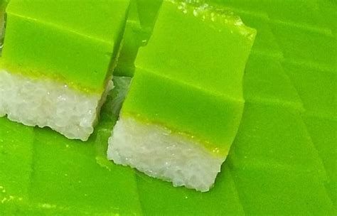 I have pandan leaves growing in my back yard and the dry blue pea flowers from sonia. Resepi Kuih Seri Muka Pandan Sukatan Cawan Sedap dan ...