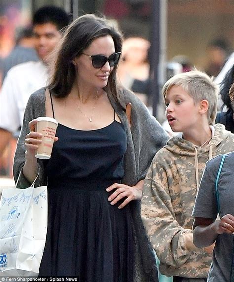 Tak Pakai Bra Angelina Jolie Bikin Gagal Fokus Pengunjung Toko Mainan Id