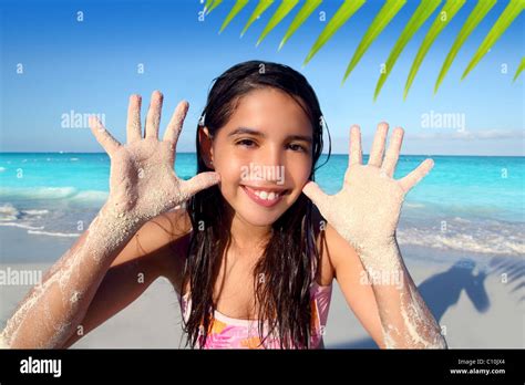 América Indian Teen Niña Jugando En La Playa Arenosa Mostrando Las Manos En El Mar Tropical
