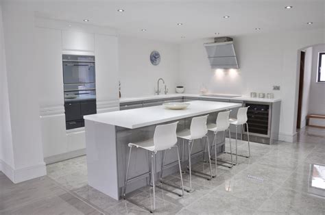 To all supported worktops ,we offer the same backs with the same coverage and lengths. Viseu‬ Handleless Grey & White High Gloss ‪kitchen‬ with ...