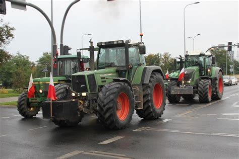 Rolnicy zamierzają zablokować drogi w ponad 200 miejscach. Strajk rolników w Bydgoszczy. Były utrudnienia w ruchu na ...