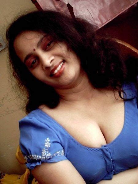 Indian Sexy Aunty Showing Cleavage And Smiling Hottest Collection Of