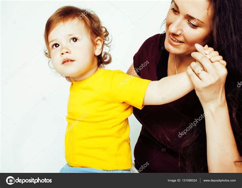 Abrazando A Madre E Hija — Fotos De Stock © Iordani 131096024