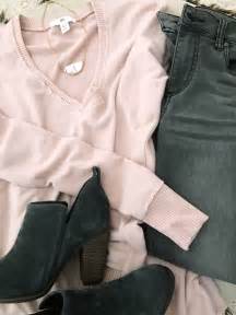 15 Fall Cute And Comfy Fall Outfits Pink Pullover With Grey Jeans And