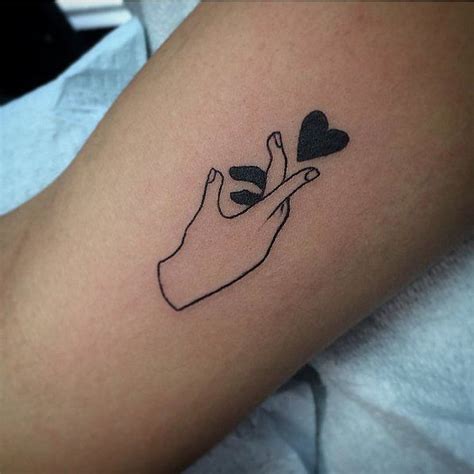 Many guys like to have scary tattoos on their body and there is a devil tattoo on the hand of this boy. The 25+ best Side hand tattoos ideas on Pinterest | Simple ...