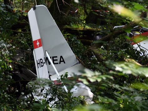 Die gründe für den absturz sind unklar. Flugzeugabsturz direkt neben der Autobahn! Tödlicher ...