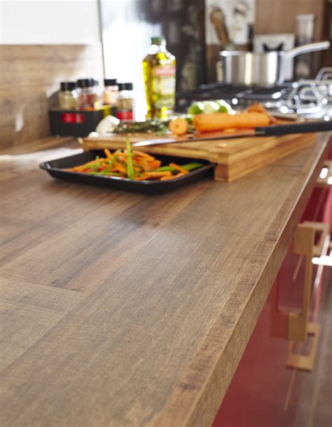 Un plan de travail imitation bois pour une cuisine rustique chic - Des