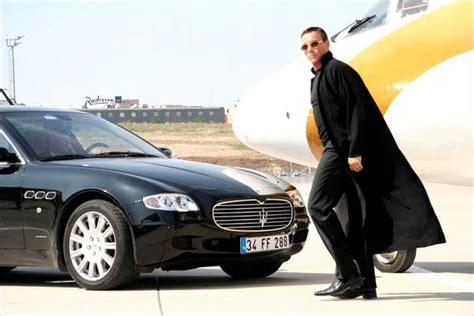 Yönetmen koltuğunda hakan algül'ün oturduğu filmin bestecisi cem yıldız, görüntü yönetmeni veli kuzlu'dur. Photo de Jean-Claude Van Damme dans le film L'Exam : Photo ...