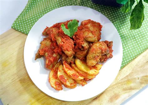 Blender bumbu balado, panaskan sedikit minyak goreng, lalu tumis bumbu bersama garam dan gula pasir. Resep Ayam Goreng Kentang Balado oleh Dapur Adis - Cookpad