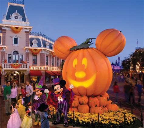 Disneyland During Halloween Disney Land Photo 18385303 Fanpop
