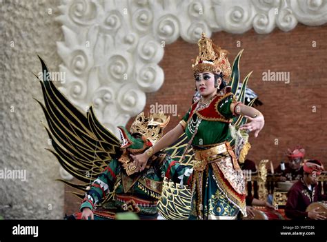 Bali Indonesia El 24 De Mayo De 2017 La Mujer Realizan Balinés