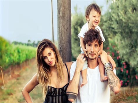 Belen rodriguez insieme al compagno stefano de martino, hanno presentato la finale di castrocaro, e la foto, mostra il figlio al primo giorno di scuola nei pressi dell'importante istituto in svizzera. Belen Rodriguez: il figlio Santiago, il matrimonio con ...