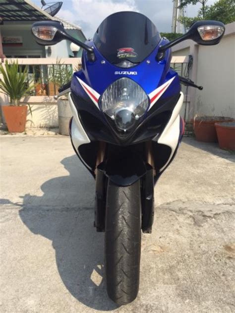 You can poodle around in high gear at the lowest revs and still pull away cleanly, right through to the redline. มอเตอร์ไซค์มือสอง Suzuki GSX-R 1000 K8 ฿259,000 ระยอง