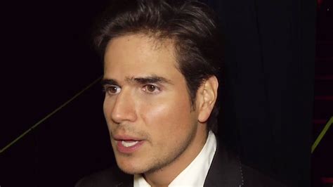 En el 2017 trabaja por primera vez con giselle gonzález en la telenovela caer en tentación en donde obtiene su primer papel de antagonista y donde comparte créditos con silvia navarro. ¿Daniel Arenas dijo que él era más exitoso que William ...