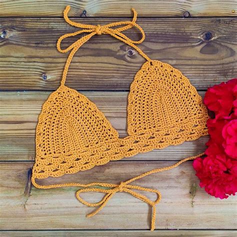 Le corset supérieur est crocheté à partir d'un coton avec viskose dentelle de fil pourpre. Pin on Top de bikini au crochet Haut de bikini au crochet