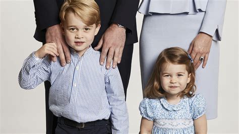 Prinz william und herzogin kate spielen mit ihren kindern im garten, damit sie glückliche und gesunde erwachsene werden. Kate und William: Geschenke für George und Charlotte sind ...