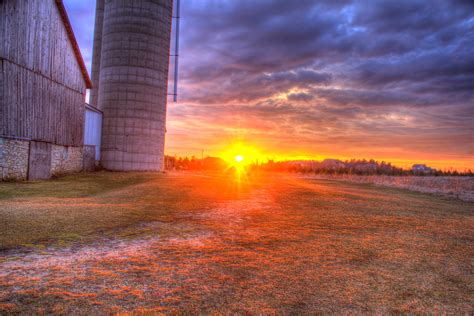 Landscape And Sunset Behind The Barn At Fonfereks Glen Wisconsin Free