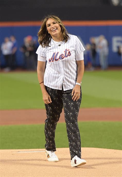 Mariska veres — mach mich frei 03:13. Mariska Hargitay - Throws Out the First Pitch of the LA Dogers vs NY Mets in NY