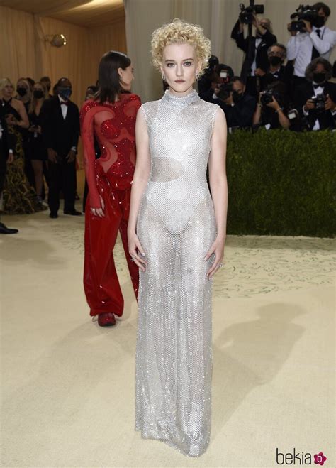 Julia Garner En La Met Gala 2021 Alfombra Roja De La Met Gala 2021