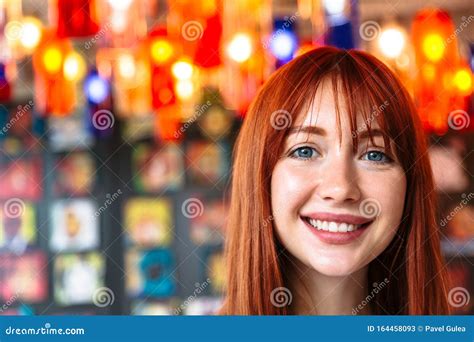 La Cara De Una Chica Sonriente Se Cierra Con Un Fondo Brillante Imagen