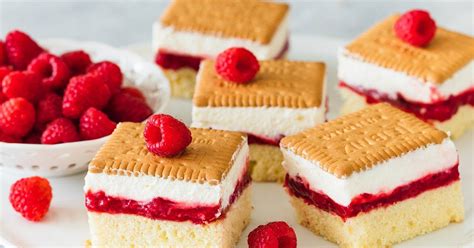 Die deutsche kaffeetradition, die sich aber auch in österreich oder der schweiz wiederfinden lässt, hat dazu geführt, dass es einen großen fundus an deutschen rezepten für kuchen, torten und andere süße leckereien gibt. Butterkekskuchen mit Himbeeren - einfach und lecker | Die ...