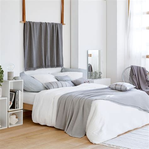 Retrouvez tous nos produits dessus de lit ou d'autres produits de notre univers linge de lit. Couvre-lit et housse de coussin gris clair coton mini ...