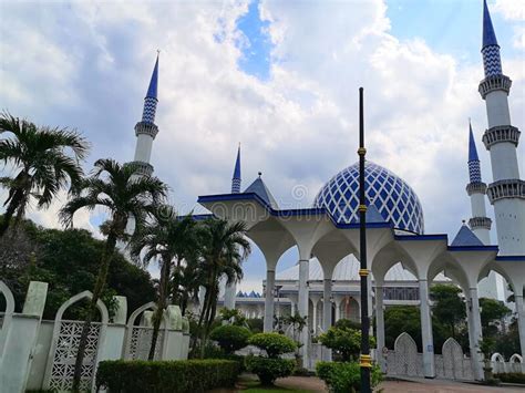Shah alam is on the west of kuala lumpur and is the capital city of selangor state. Blue Shah Alam Mosque In Kuala Lumpur Stock Image - Image ...
