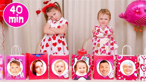 Cinq Enfants Jouent Font Des Cadeaux à Des Amis Pour La Saint Valentin