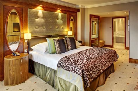 Our central london hotel, conveniently situated on the south bank of the river thames, features contemporary design throughout its 1,019 rooms and suites. Luxury Hotel Suites | InterContinental London Park Lane