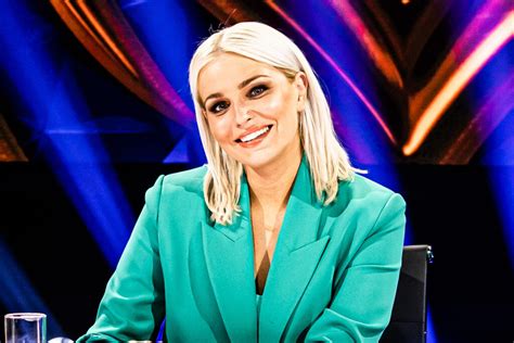 Julie van den steen stopt met de ochtendshow op mnm. Julie Van den Steen heeft een piekerschriftje: "hier ga ik ...