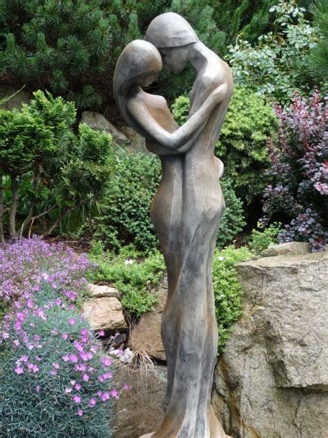 Große Steingussfigur Tristan und Isolde Rosteffekt ... Gartenskulpturen gehören zu den ältesten bekannten dekorationsideen für den garten.