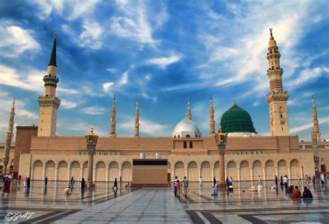 .كما أن هناك عدداً كبيراً يقوم بمتابعة دعاء ختم القرآن الكريم من المسجد النبوي الشريف، والمسجد الحرام في مكة المكرمة، حيث يتوافد المسلمون. المسجد النبوي الشريف , من الداخل والخارج