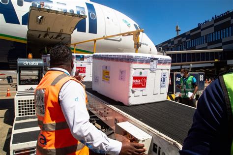 And since old people and people with underlying. RS recebe 135 mil doses de vacina Oxford/AstraZeneca e ...