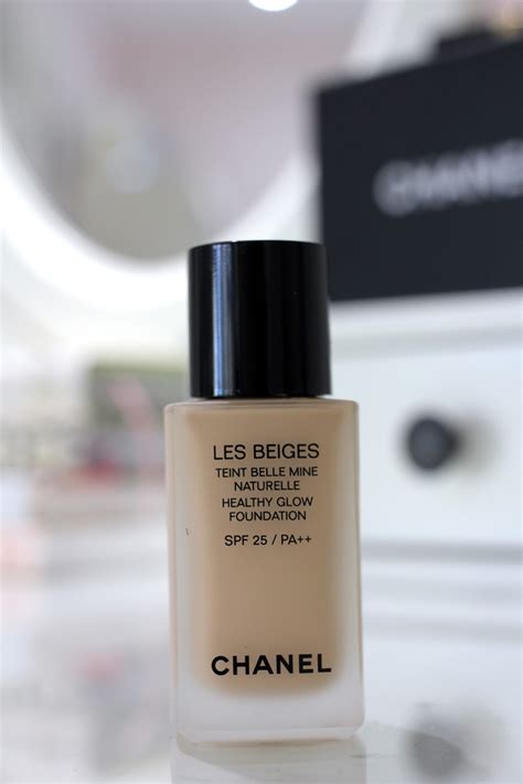 The concept of the young and glow foundation is to blend well with any kind of skin tone while giving your face a glowing effect. Chanel Healthy Glow Foundation - Review - Fleur De Force