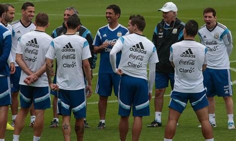 Escute podcast narrativo do embolada. Na seleção argentina, todos os olhares para Messi - Jornal ...