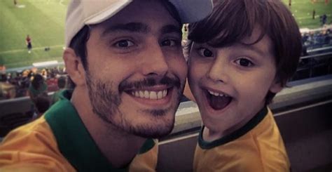 Participante confessou ter beijado o ator durante um carnaval. Thiago Rodrigues mostra foto do filho ficando 'banguela ...