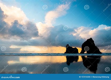 La Bellissima Spiaggia Di Wharariki Con Rocce Famose Luce Doro E