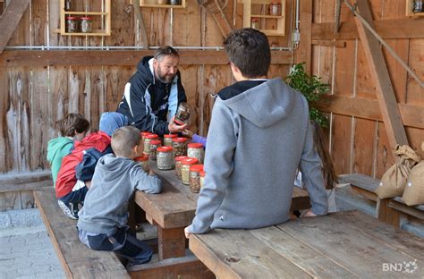 Eenvoudig chalet hugli, 570 m boven zeeniveau, vrijstaand, bouwjaar 1987, omgeven door bomen, weiden en velden. Une nouvelle vie pour l'école de Mormont - RFJ votre radio ...